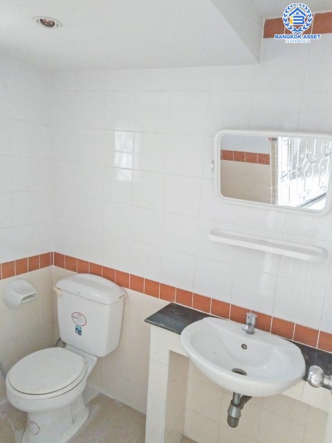 ทาวน์โฮมมือสองย่านกรุงเทพฯ หมู่บ้าน แฮปปี้แลนด์ แกรนด์วิลล์ ลาดพร้าว101 เนื้อที่มากถึง 22.3 ตร.ว. ฟังก์ชัน 3 ห้องนอน 4 ห้องน้ำ 1 ที่จอดรถ รีโนเวทโครงสร้างครัวหลังบ้านใหม่ บนทำเลแห่งการเดินทาง ใกล้รถไฟฟ้า(ในอนาคต) สายสีเหลือง "สถานีลาดพร้าว 101" และทางด่วน "รามอินทรา-เอกมัย"